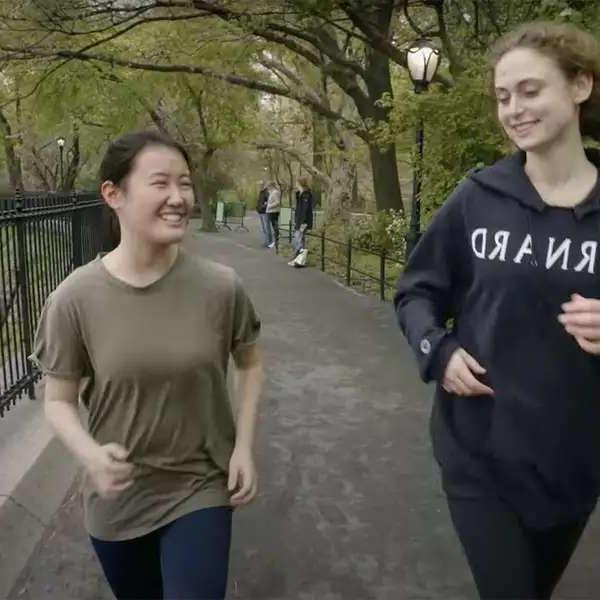 学生 running in the park